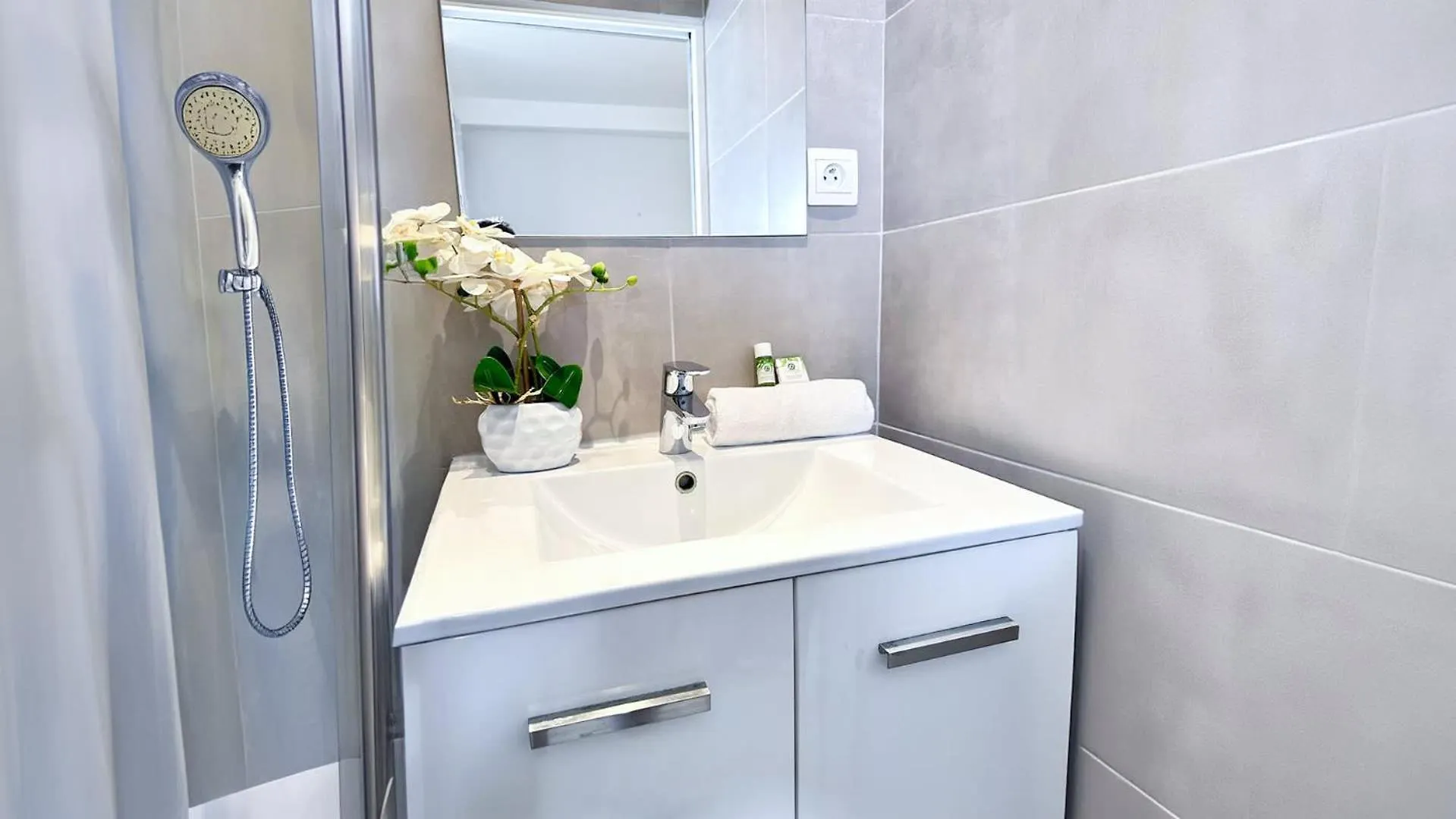 Comfortable Family Flat In * Paris